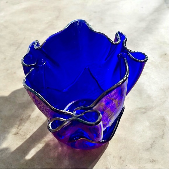 Hand-Blown Ultramarine Lotus Handkerchief Glass Vase - Picture 8 of 16